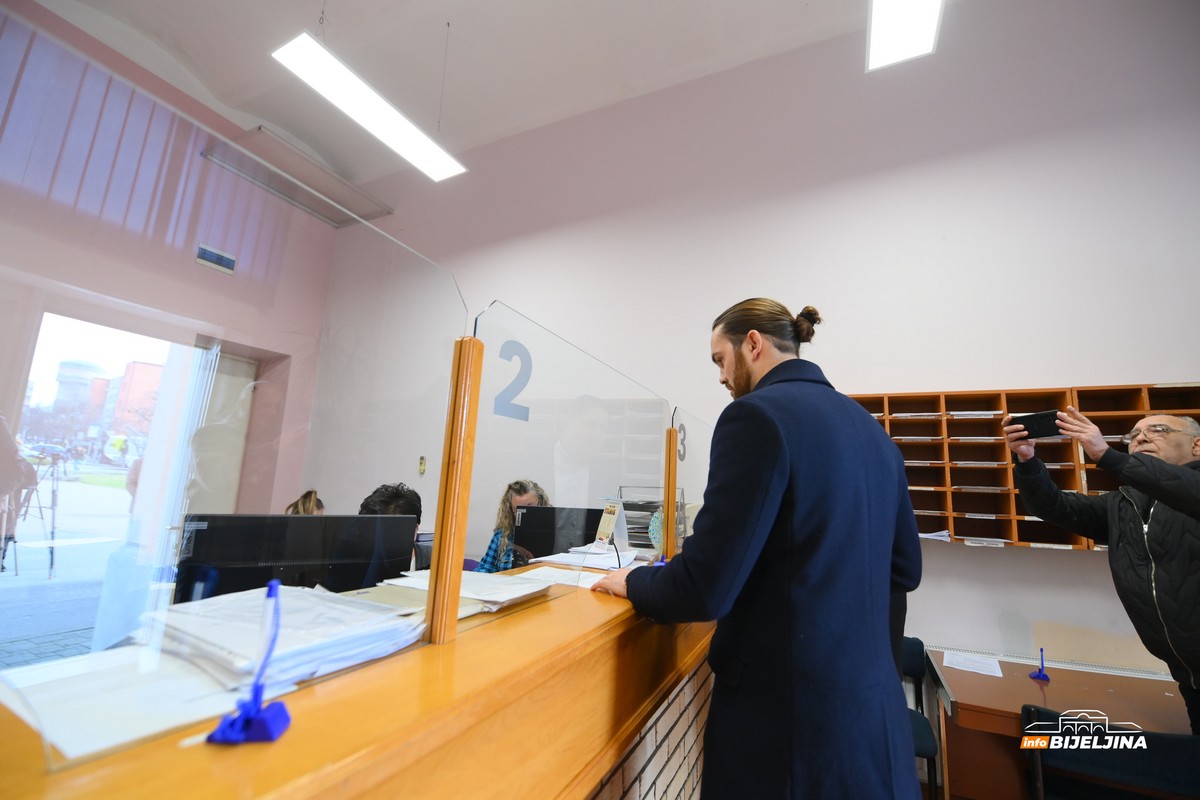 Pokret Sigurna Srpska predao inicijativu za uvođenje ormarića u sve osnovne škole u Bijeljini (FOTO)