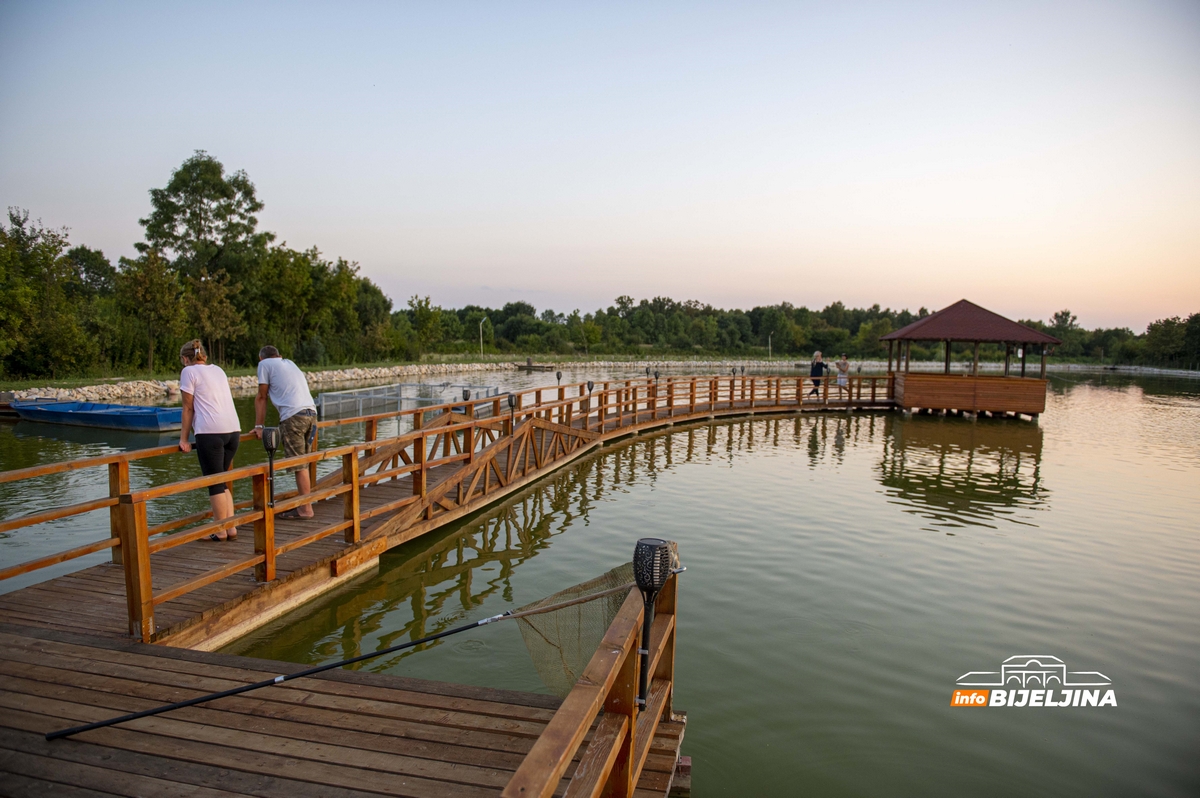 Mićo Čokić oplemenjuje rodno selo kod Šamca: Površinu obraslu šibljem pretvorio u impozantan kompleks