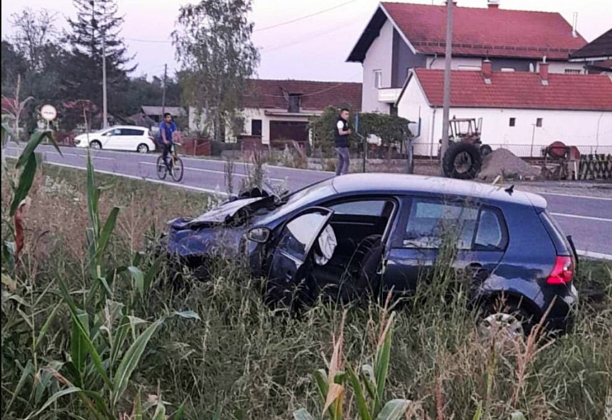 Detalji nezgode na putu Bijeljina - Zvornik: Povrijeđeni vozači “golfa” i traktora i žena na prikolici (FOTO)