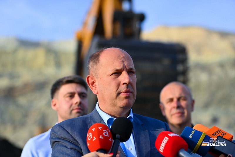 Rudnik u Ugljeviku bogatiji za novi bager, Petrović najavio novo opremanje (FOTO)
