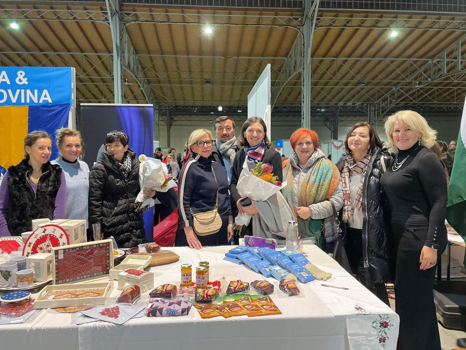Humanitarni bazar Saveza žena UN-a u Beču: Na štandu liker iz Bijeljine, med iz Posavine, majevička rakija…