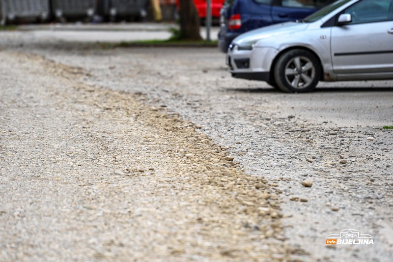 Ulažu u makadam: Još se ne nazire asfalt u ulici u centru Bijeljine (FOTO)