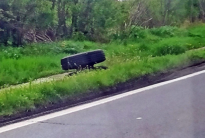 Put Bijeljina - Rača: Otpali točkovi sa kamionske prikolice (FOTO)