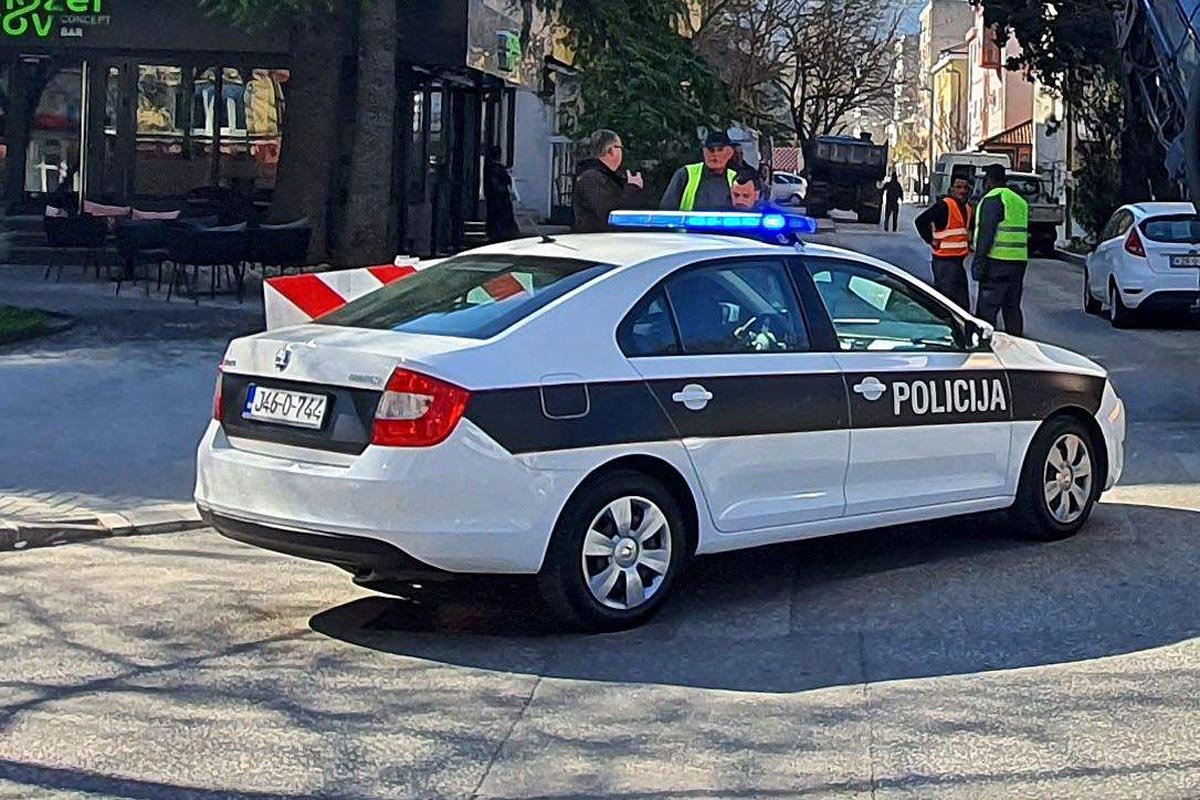 Ošamario policajca dok mu je skidao lisice