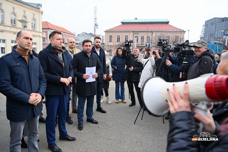 Detalji sa protesta u Bijeljini: Odbili Petrovićevu ponudu, dali mu ultimatum (FOTO)