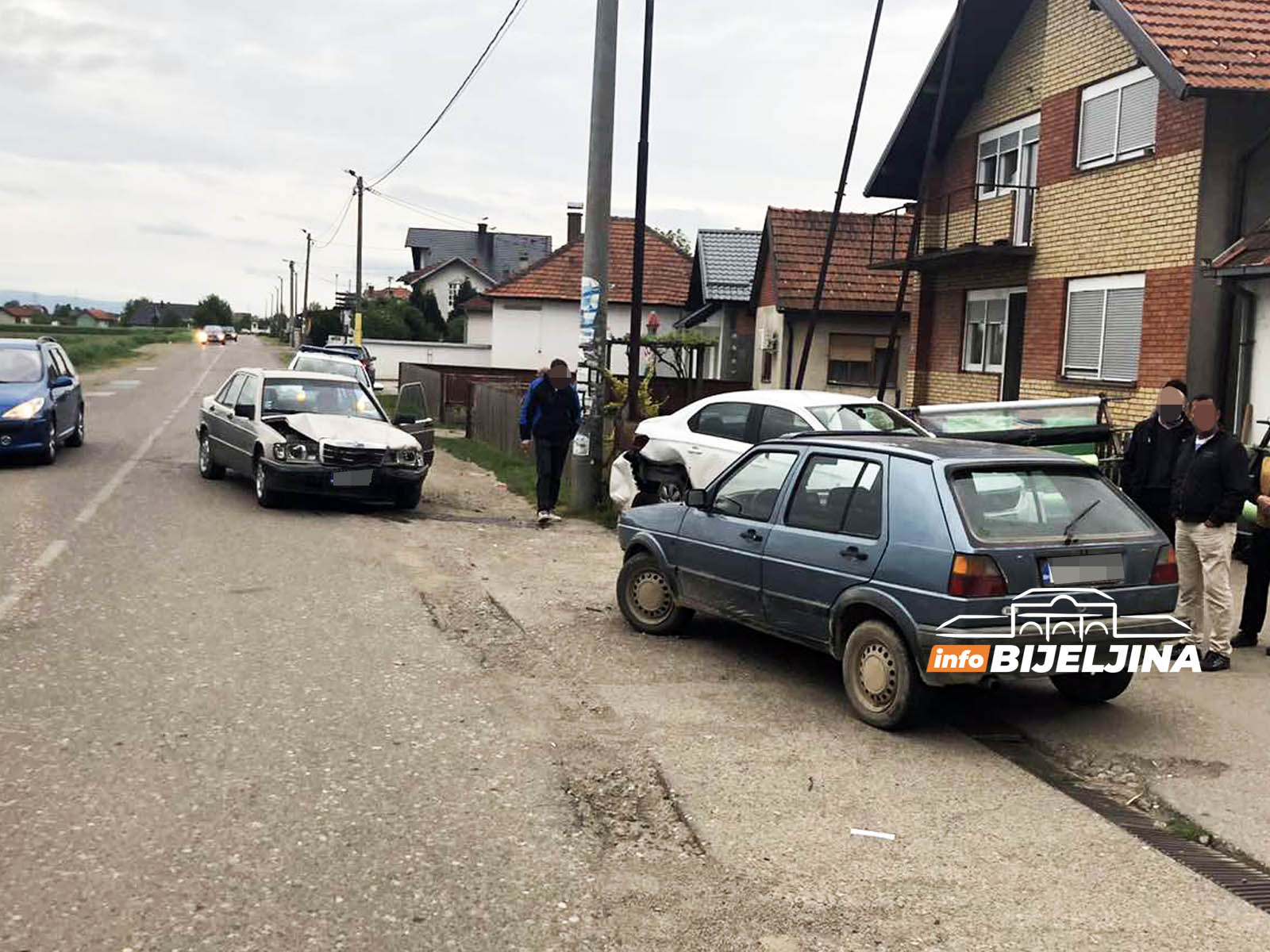 Batković kod Bijeljine: Mercedesom se zakucao u dva parkirana auta, naduvao 2,07 (FOTO)