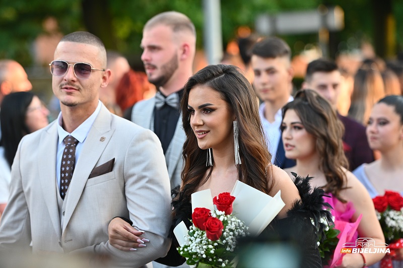 Ulicama Bijeljine večeras prodefilovalo 250 maturanata Poljoprivredne i medicinske škole (FOTO)