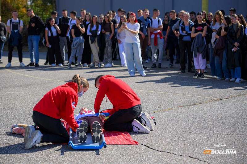 U školi u Bijeljini održana vježba: Ekspesna reakcija ljekara, vatrogasaca, policije... (FOTO)