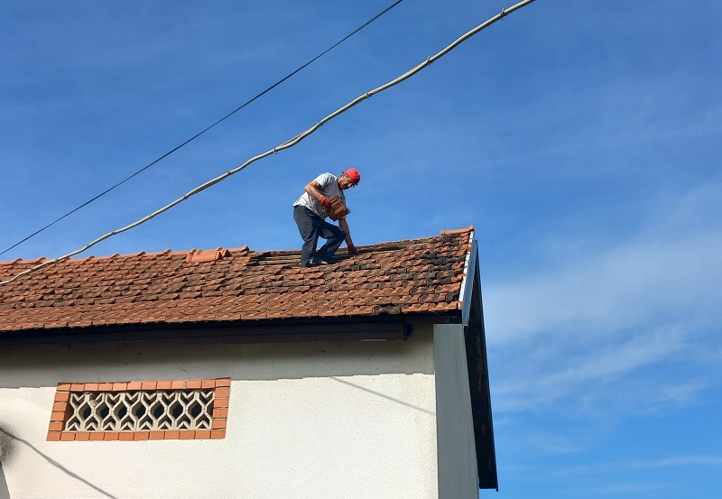 InfoBijeljina u Velikoj Obarskoj: Plastenici uništeni, letjeli i krovovi (FOTO)