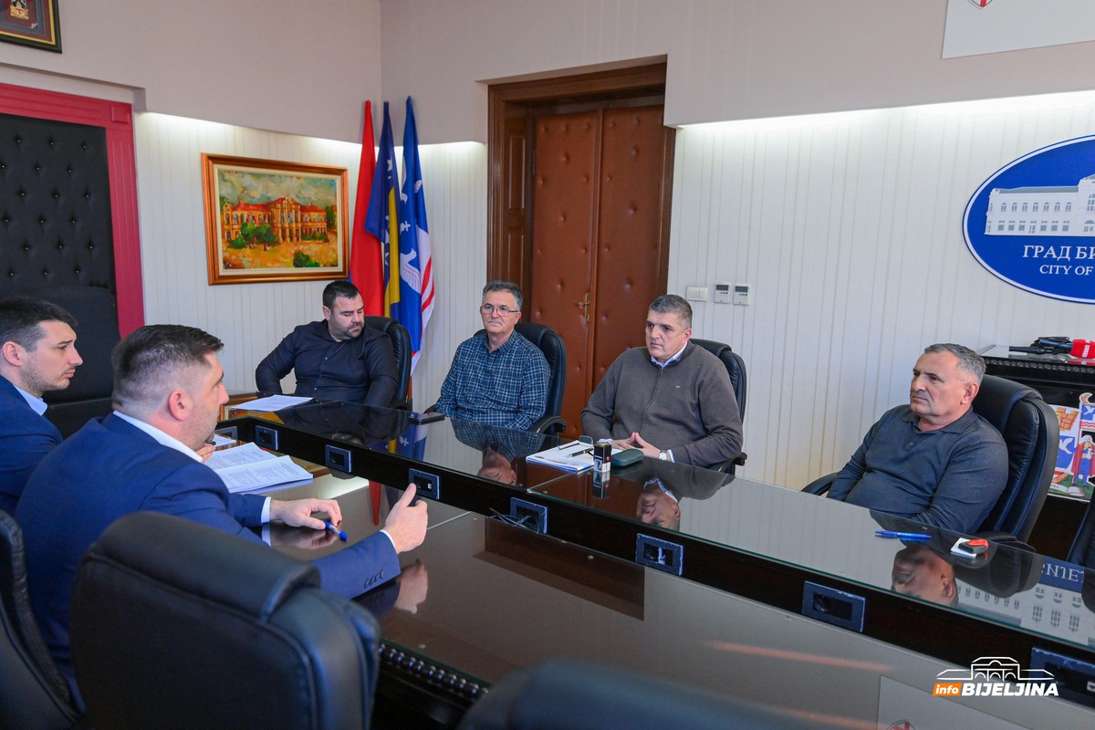 Bijeljina: Potpisani ugovori sa autoprevoznicima za javni gradski prevoz (FOTO)