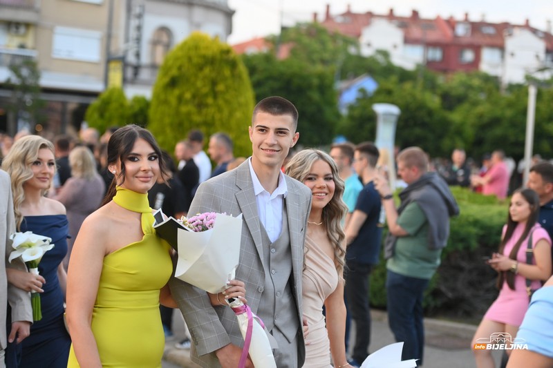 Maturanti Ekonomske i Srednje muzičke škole u Bijeljini večeras slave: Stekli znanje i prijateljstva (FOTO)