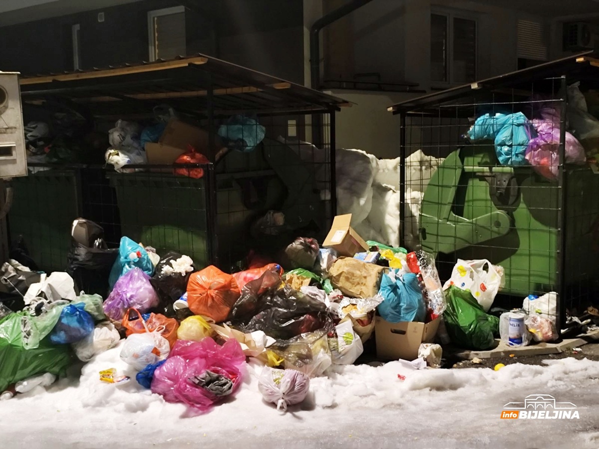 Direktor “Komunalca” optužuje snijeg za nagomilani otpad u Bijeljini: “Očekujem da će biti očišćeno do kraja sedmice” (FOTO)