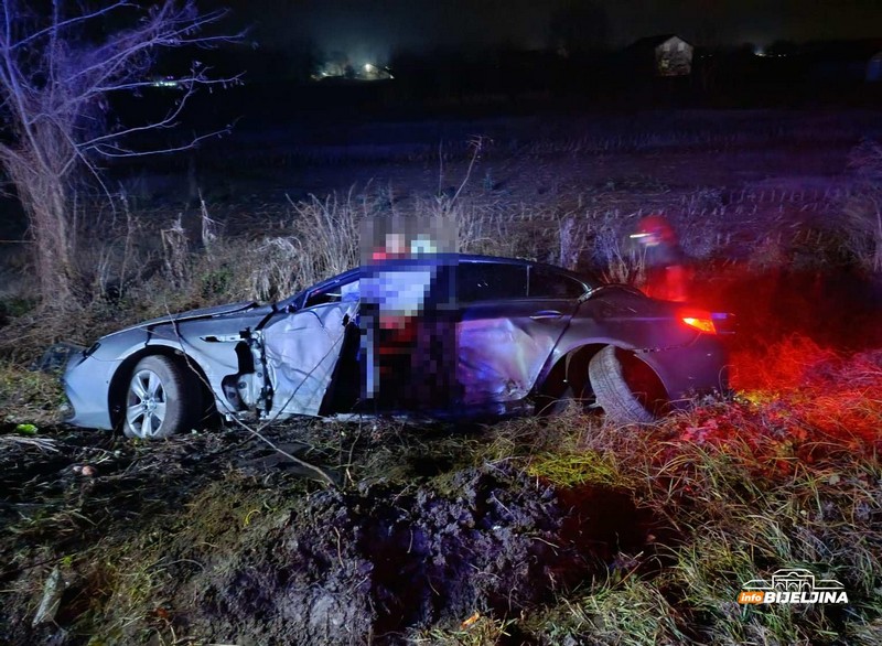 Teška nezgoda u Janji kod Bijeljine: Pijani vozač sletio sa puta (FOTO)