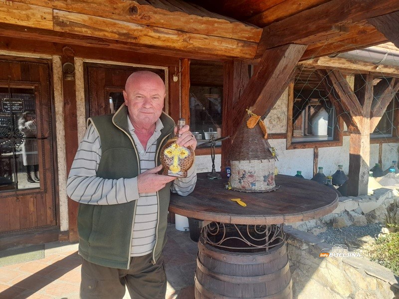 Semberac pravi rakije od koprive, srijemuša, đumbira i ananasa, na redu lubenica: “Ljekovite za imunitet, jetru, srce…” (FOTO)