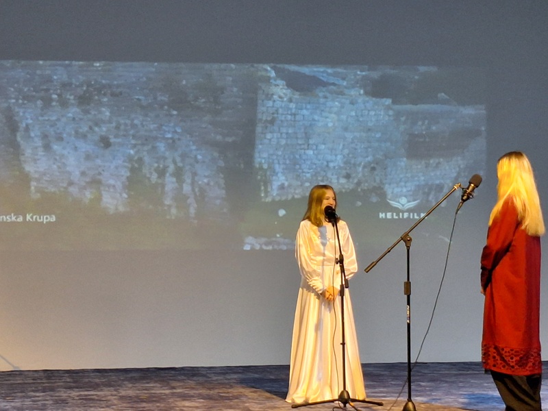 Sofija Motika (16) iz Vlasenice je ponos Srpske: Nastava joj traje do 15 sati, fascinira je arheologija (FOTO)