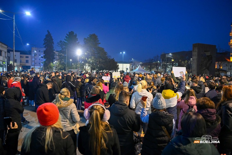 U Bijeljini skup podrške studentima: Tišina za 15 žrtava u Novom Sadu (FOTO)