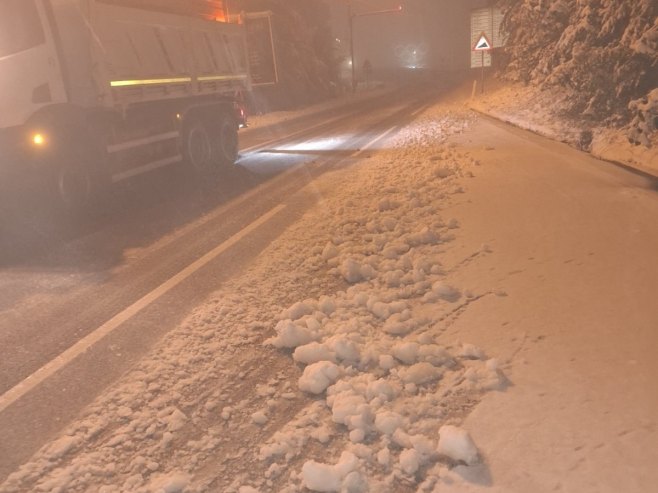 Snijeg i grane na kolovozu od Sokoca do Vlasenice