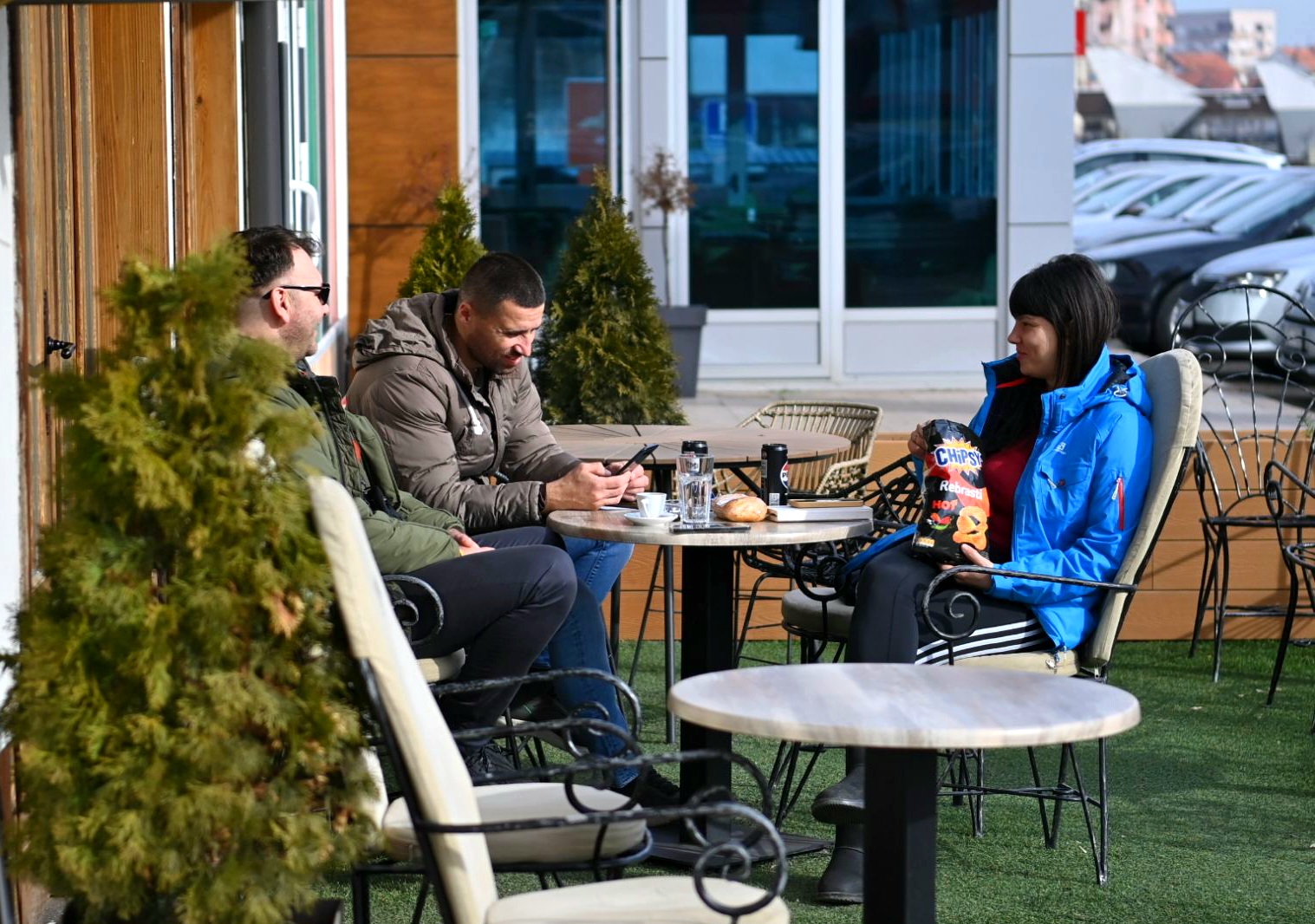 Bijeljina: Bašte kafića već otvorene, najhrabriji piju kafu napolju (FOTO)
