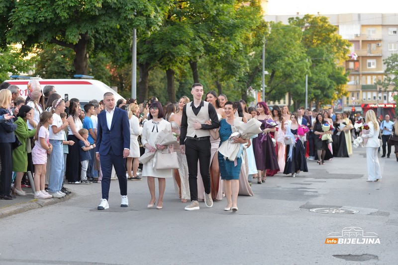 Počele maturske proslave u Bijeljini: Gimnazijalci uljepšali grad (FOTO)