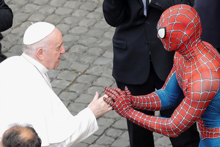 Ko je Spajdermen koji je po vrućini strpljivo čekao rukovanje s papom