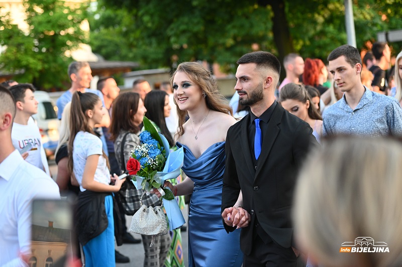 Ulicama Bijeljine večeras prodefilovalo 250 maturanata Poljoprivredne i medicinske škole (FOTO)