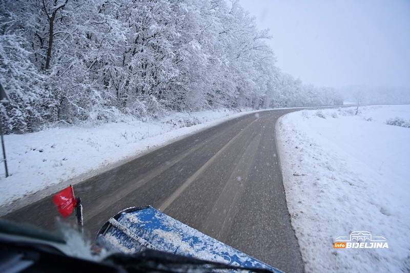 Ekipa InfoBijeljine na terenu sa vozačem grtalice: “Dosta mladih nema obzira prema nama” (FOTO)