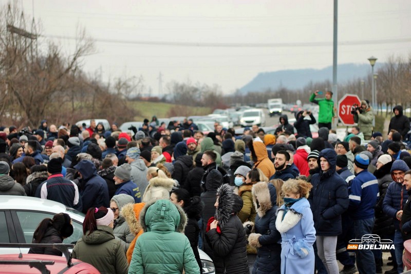 Protestuju radnici RiTE Ugljevik: Blokirali magistralni put Bijeljina – Tuzla (FOTO, VIDEO)