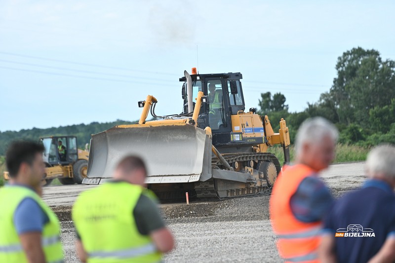 Čubrilović i Vesić na gradilištu auto-puta Rača–Bijeljina (FOTO)