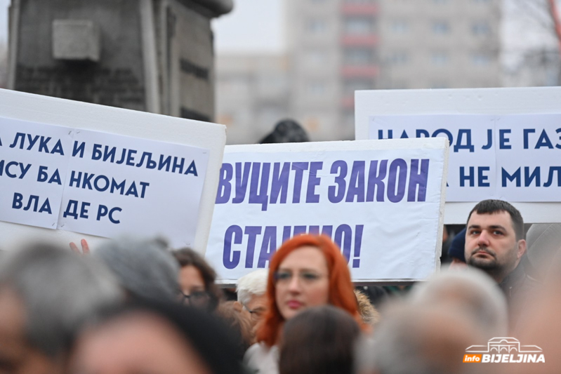 Počeo protest u Bijeljini zbog oduzimanja novca od PDV-a (FOTO)