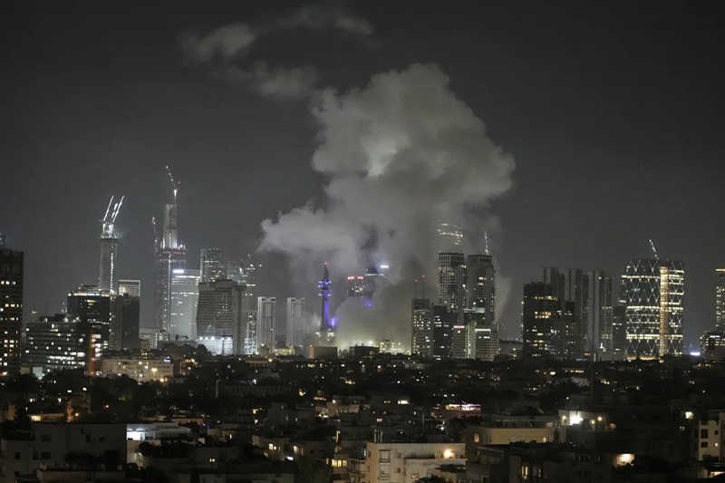 Tel Aviv u plamenu, rakete padaju po Izraelu