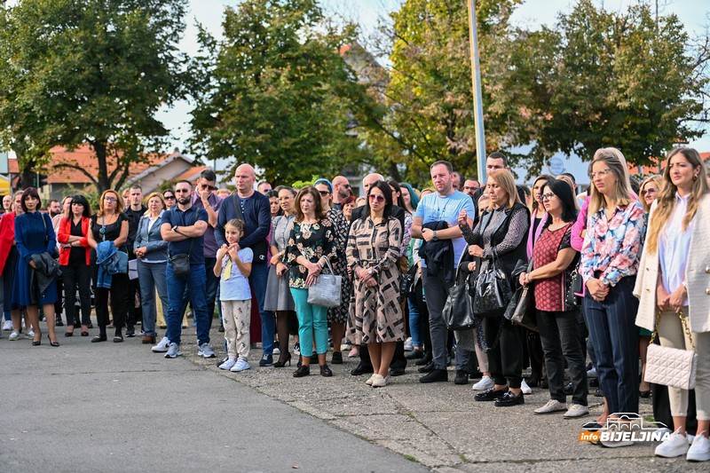 Bijeljina: Održan skup podrške nastavnici koju je povrijedio učenik (FOTO)