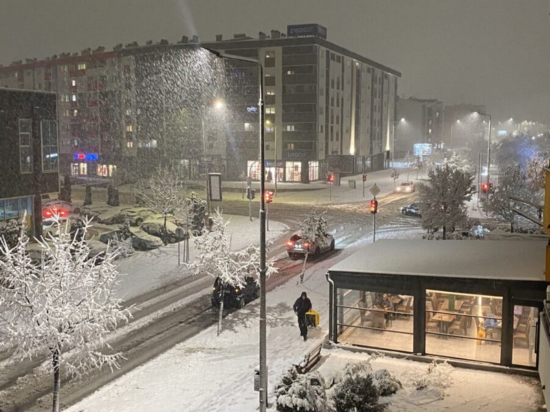 Snijeg “paralisao” BiH: Na putevima zaglavljena vozila, saobraćajne nezgode i oborena drveća (FOTO)