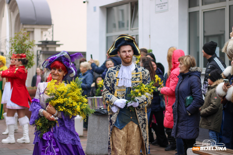 Defile mažoretkinja i klapa na trgu: 