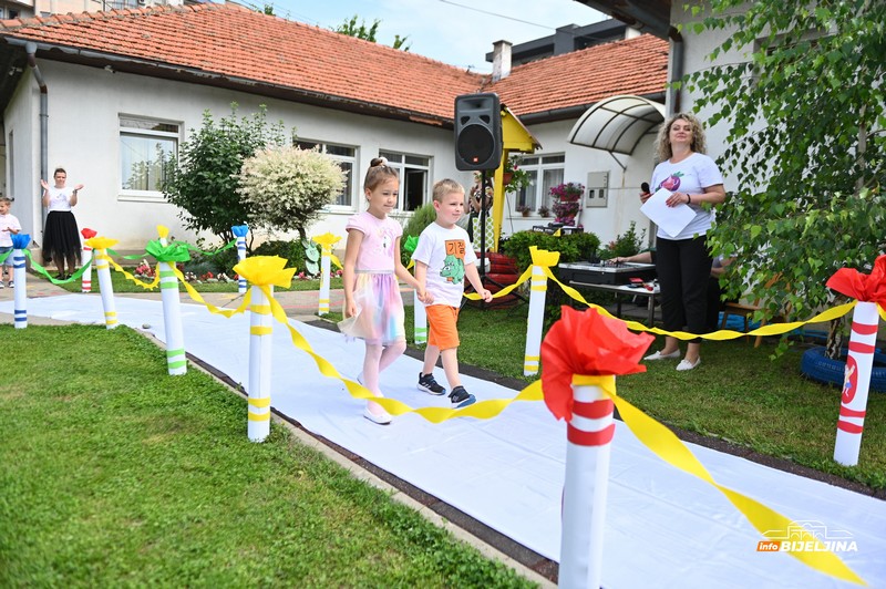 I predškolci obilježili maturu – rastanak sa vaspitačima, od septembra novo poglavlje (FOTO)