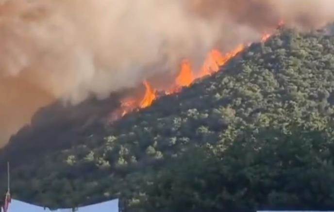 Bukti veliki požar iznad Čanja, vatra zahvatila magistralu (VIDEO)