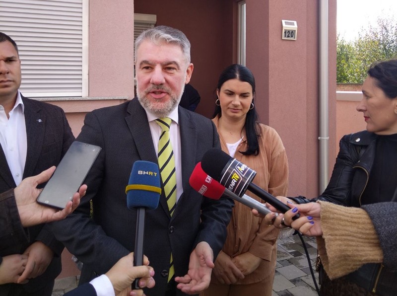 Šeranić posjetio trojke u Janji: Majka (31) ima petoro djece, dobili vaučer od 3.000 KM