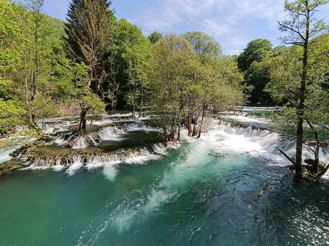 U nedjelju sunčano, temperatura do 42 stepena