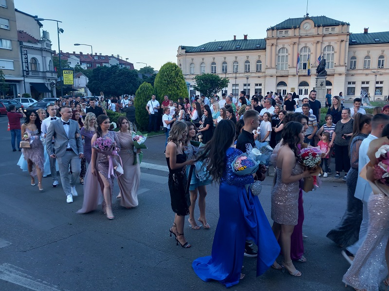 Bijeljina: Maturanti Ekonomske škole u defileu ulicama grada (FOTO)