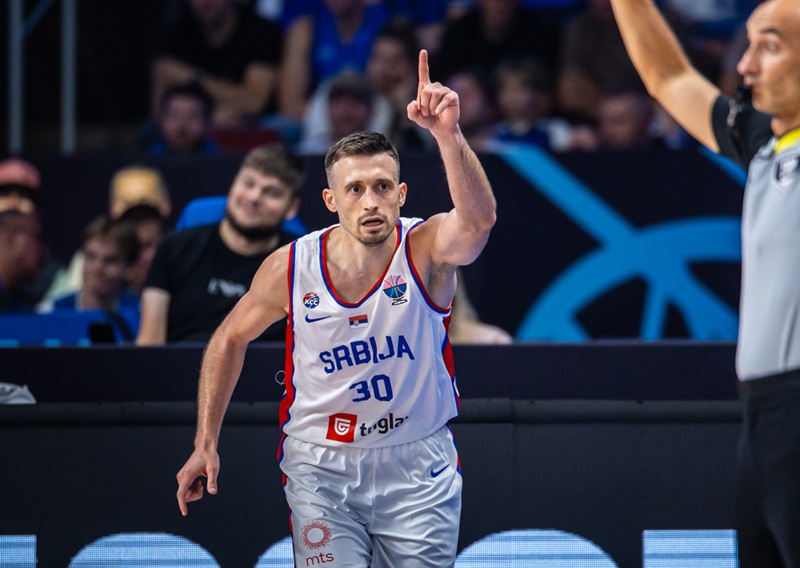 Pešić ga zaboravio na klupi, ovim je sve rekao: Oglasio se Aleksa Avramović poslije debakla Srbije