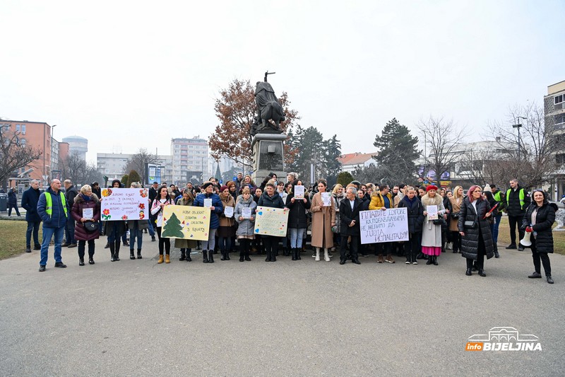 Detalji sa protesta u Bijeljini: Odbili Petrovićevu ponudu, dali mu ultimatum (FOTO)