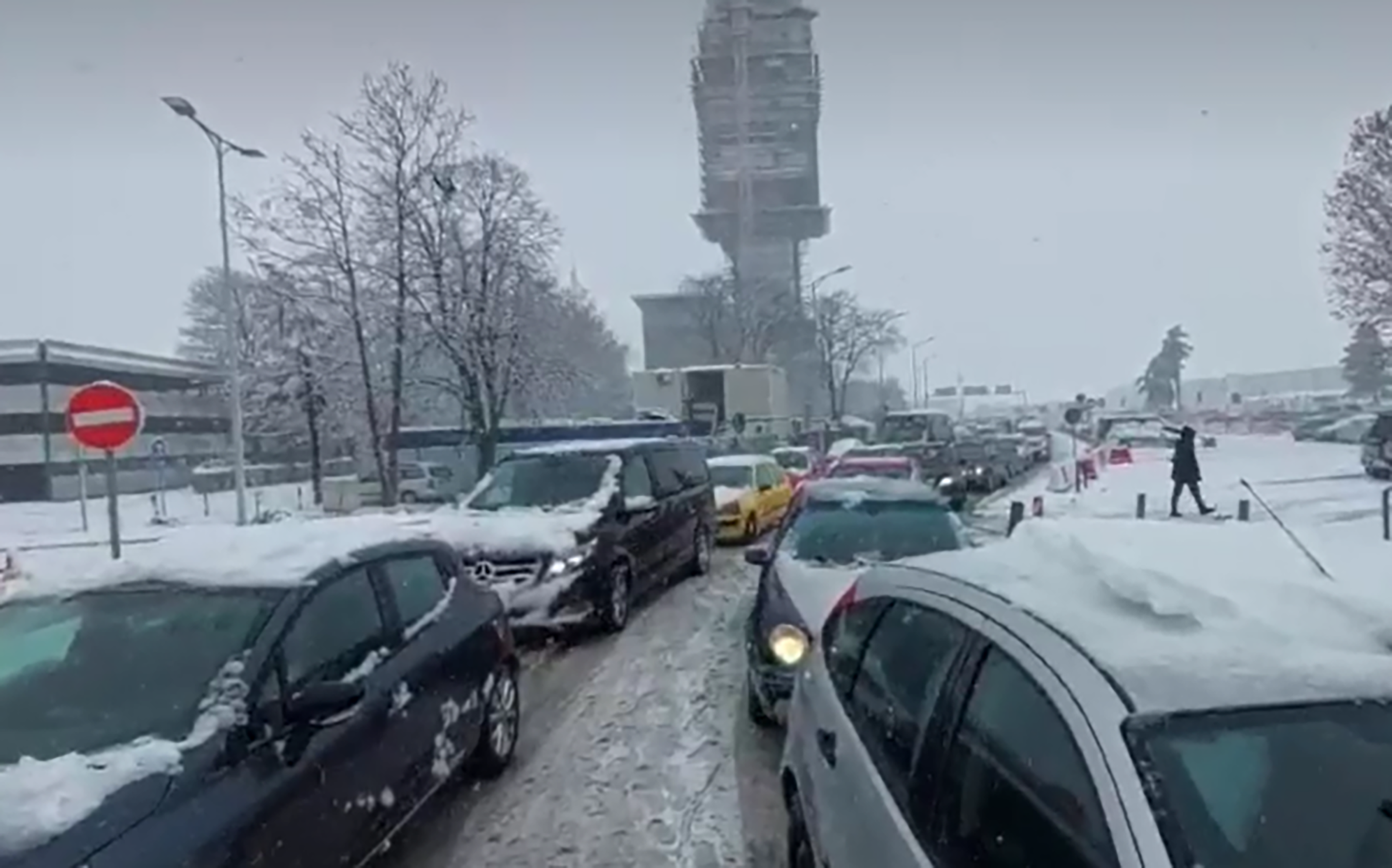 Haos u Srbiji zbog snijega, prilaz beogradskom aerodromu blokiran