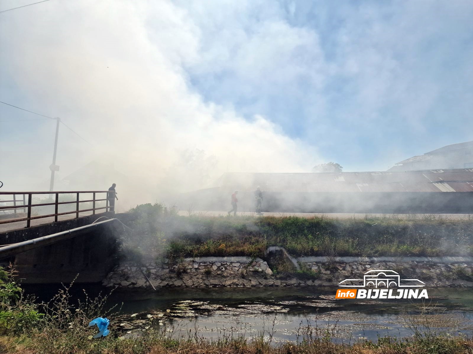 POŽAR U BIJELJINI Gori napušteni auto-otpad, na terenu policija i vatrogasci (FOTO)