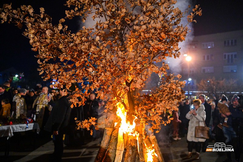 Bijeljina: Paljenjem badnjaka obilježeno Badnje veče (FOTO/VIDEO)