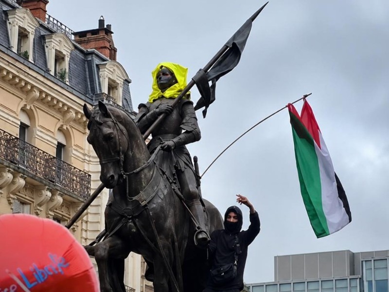 Incident u Tuluzu: Na spomenik Jovanki Orleanki postavljeni hidžab i palestinska zastava
