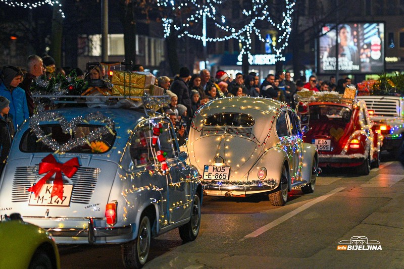 Bijeljina: I oldtajmeri u novogodišnjem ruhu – izložba starih automobila upotpunila Zimski korzo (FOTO)