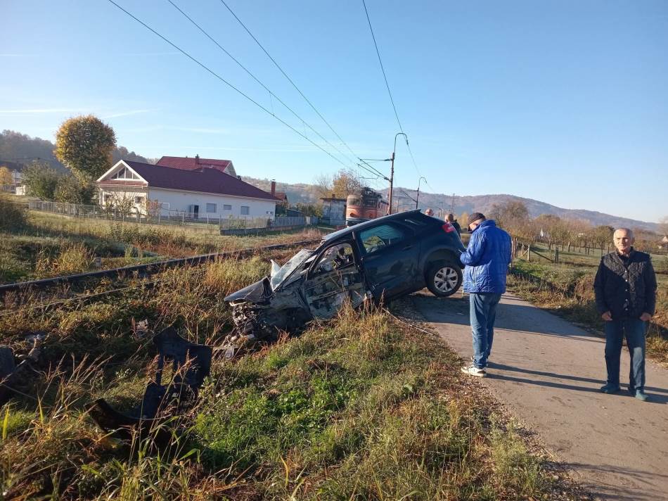 Udes kod Modriče, auto podletjelo pod lokomotivu