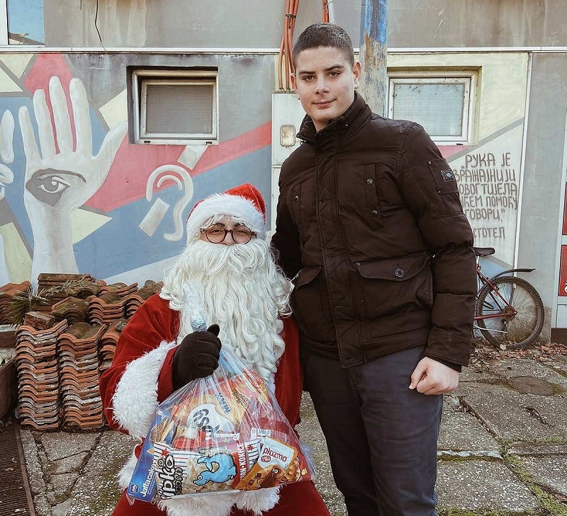 Mališane iz Udruženja gluvih i nagluvih regije Bijeljina obradovao Deda Mraz (FOTO)