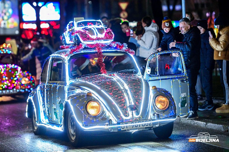 Oldtajmer šou u Bijeljini okupio ljubitelje starih automobila (FOTO)