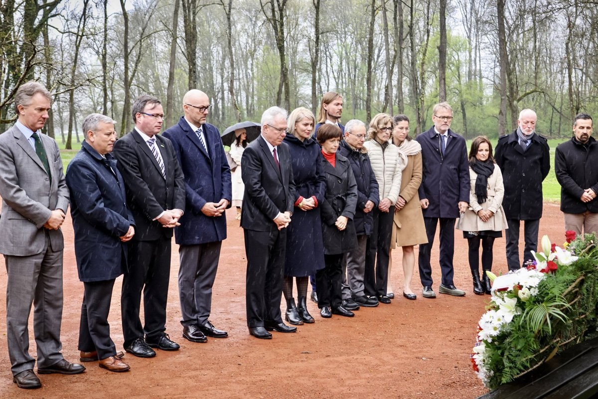 Ambasadori u BiH odali počast žrtvama logora Jasenovac