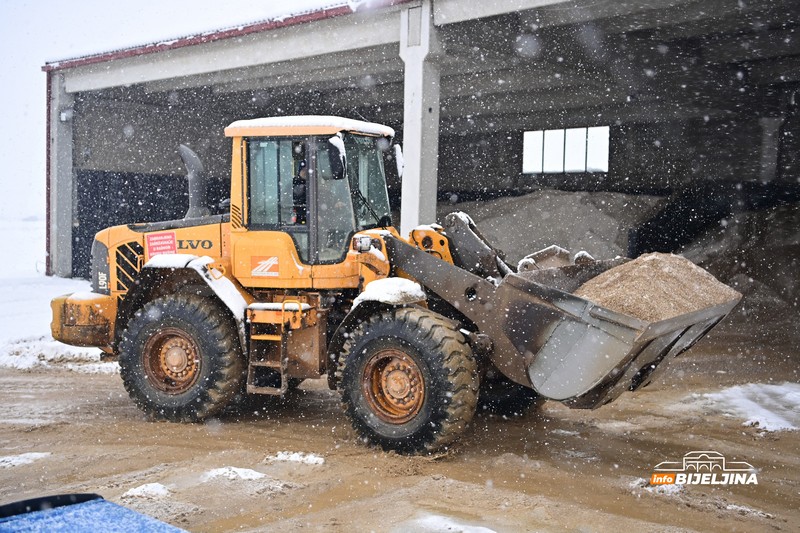 Ekipa InfoBijeljine na terenu sa vozačem grtalice: “Dosta mladih nema obzira prema nama” (FOTO)